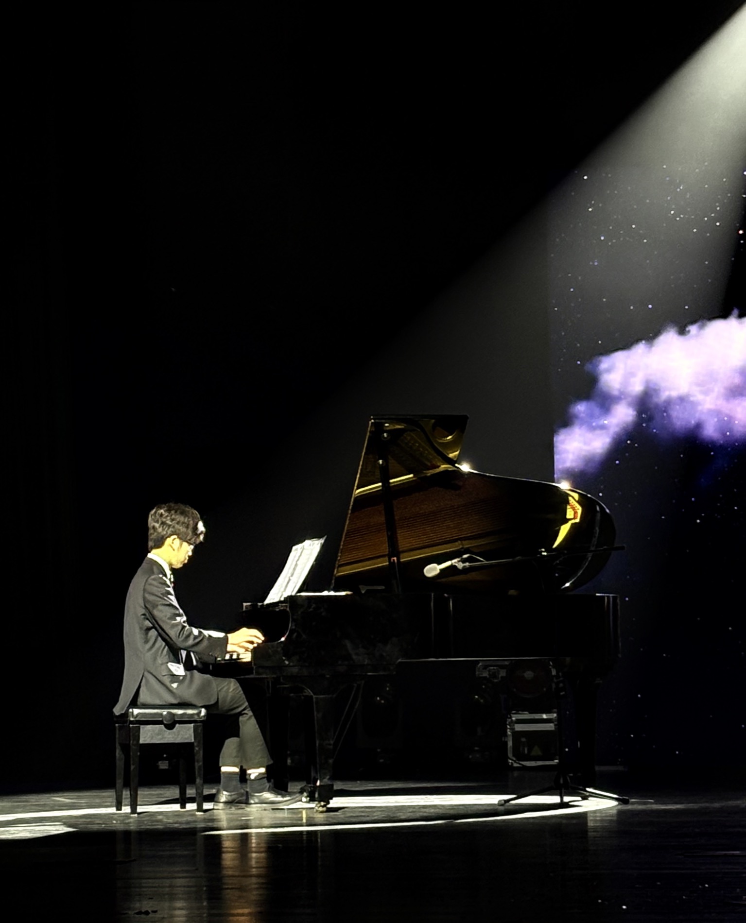 Zicong performing piano on stage